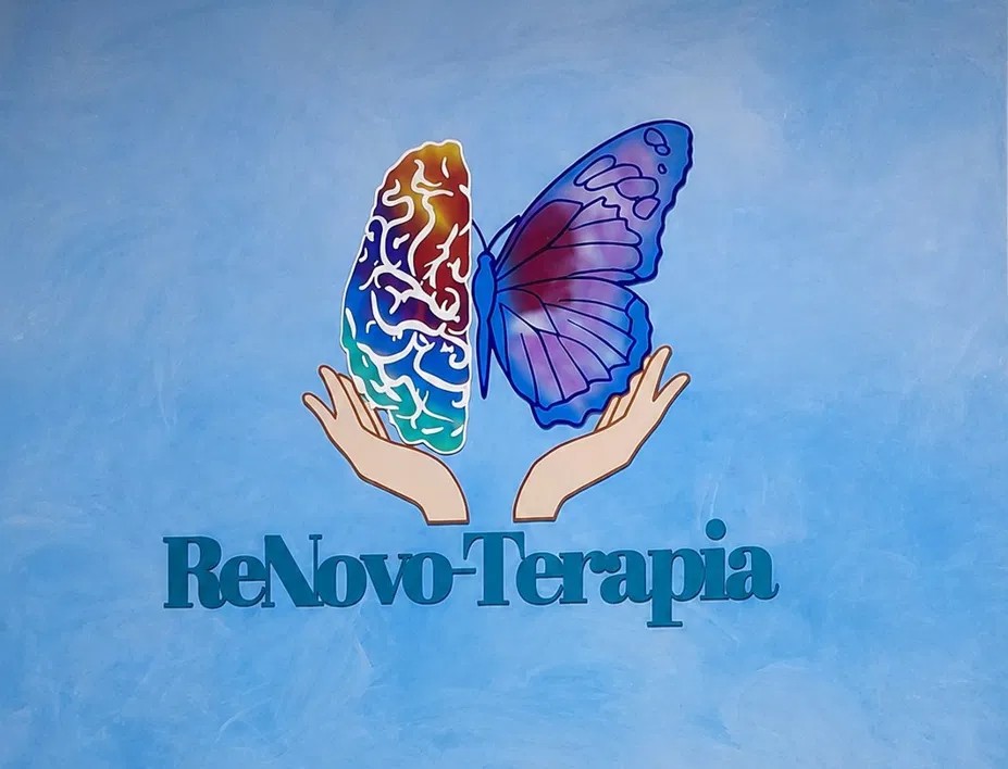 Logo ReNovo Terapia na parede da clínica